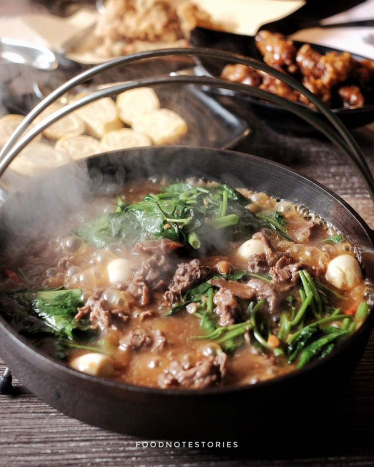 Hotpot suki panas mengepul dengan irisan daging dan sayuran, liputan kuliner Foodnote Stories Bandung