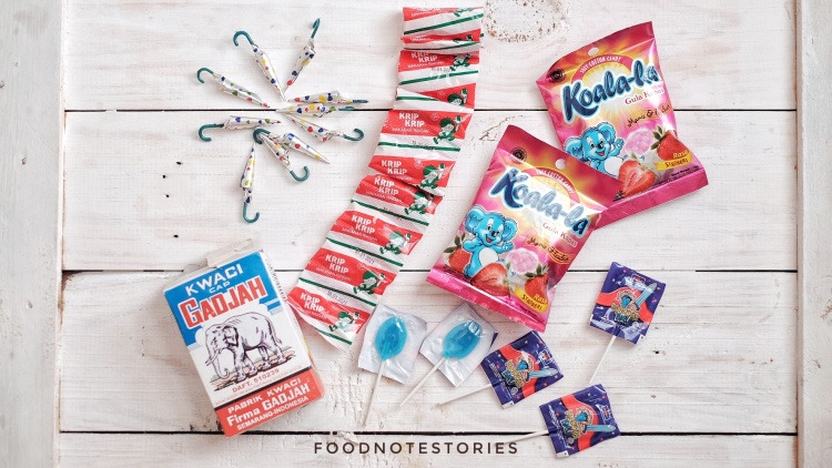 Flatlay jajanan nostalgia permen Koala-la dan kwaci untuk konten food photography