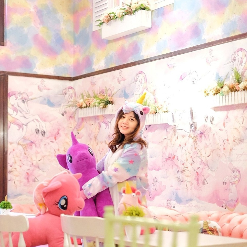 Tim Foodnote Stories saat liputan di kafe tematik unicorn Bandung
