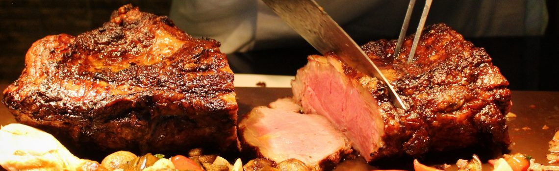 Steak daging panggang premium diiris saat liputan fine dining Foodnote Stories