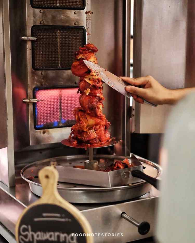 Shawarma ayam panggang dipotong di mesin pemanggang, review kuliner Bandung